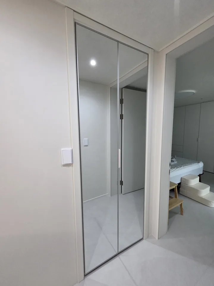 붙박이장문교체 밝은 거울 슬라이딩 도어로 교체